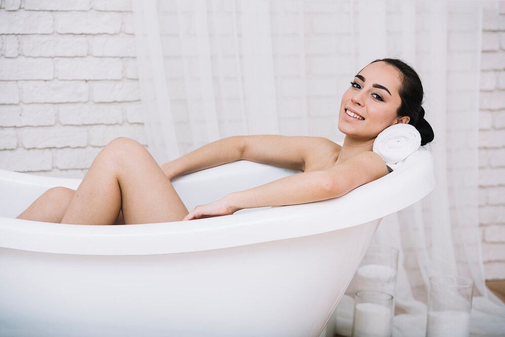 Epsom Salt Bath Benefits You Need To Try (Image via freepik)