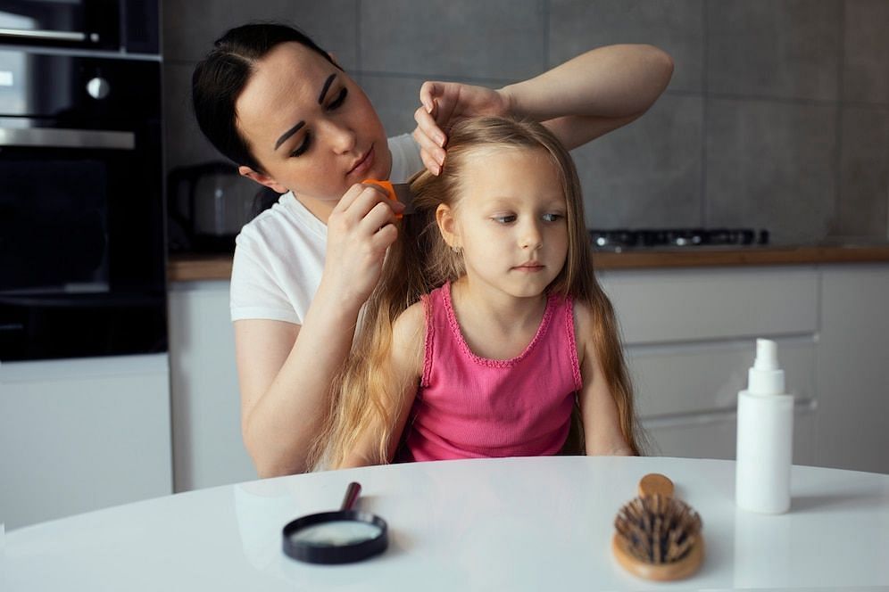 Manual removal of lice (Image via Freepik)