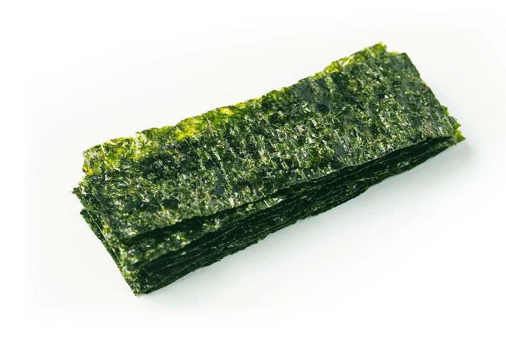 What are the benefits of eating dry seaweed? (Image via Freepik/Dashu83)