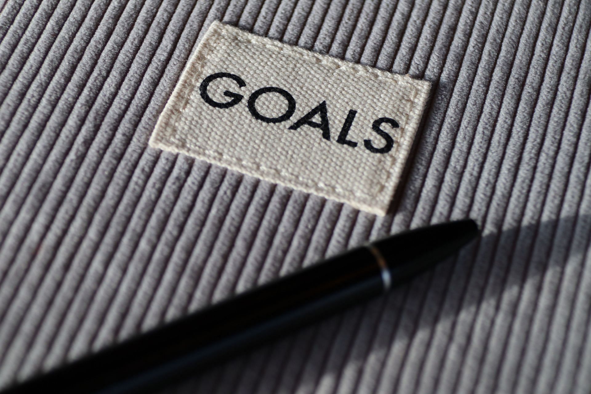 set realistic goals (Image via Unsplash / Ronnie Overgoor)