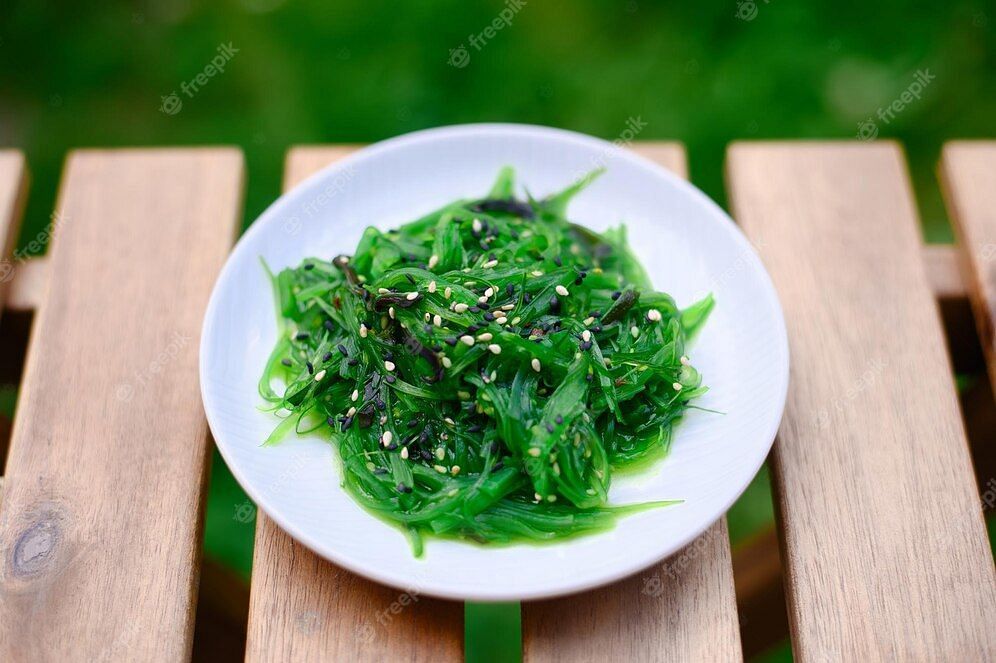 What are the Benefits of Eating Seaweed (Image via freepik/frimufilms)