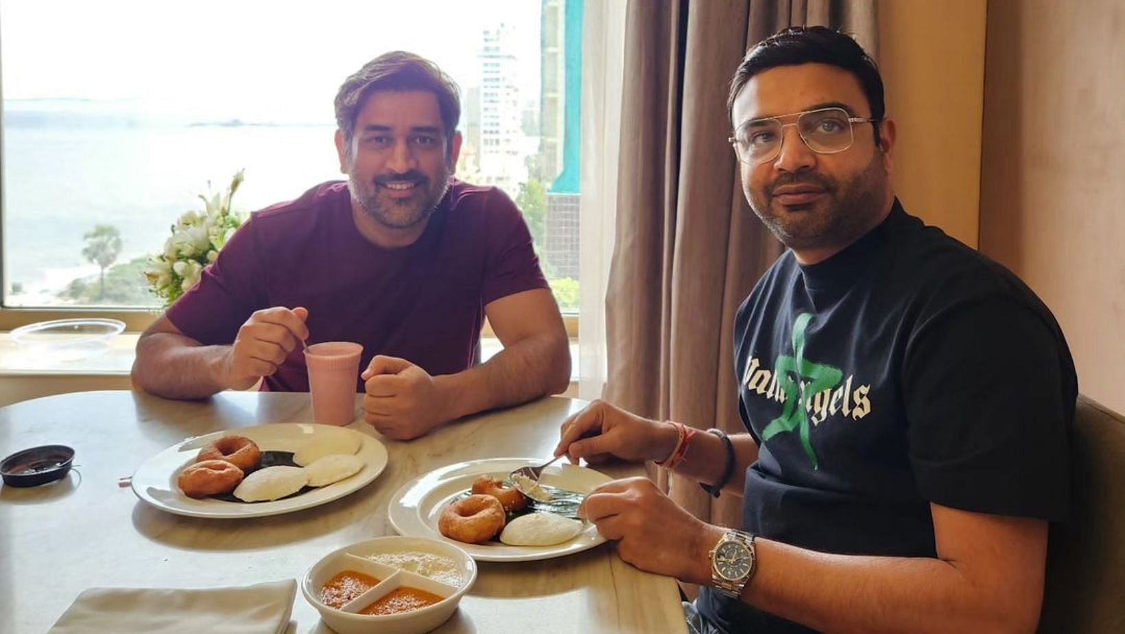 MS Dhoni with Hitesh Sanghvi in Mumbai. (PC: Instagram)