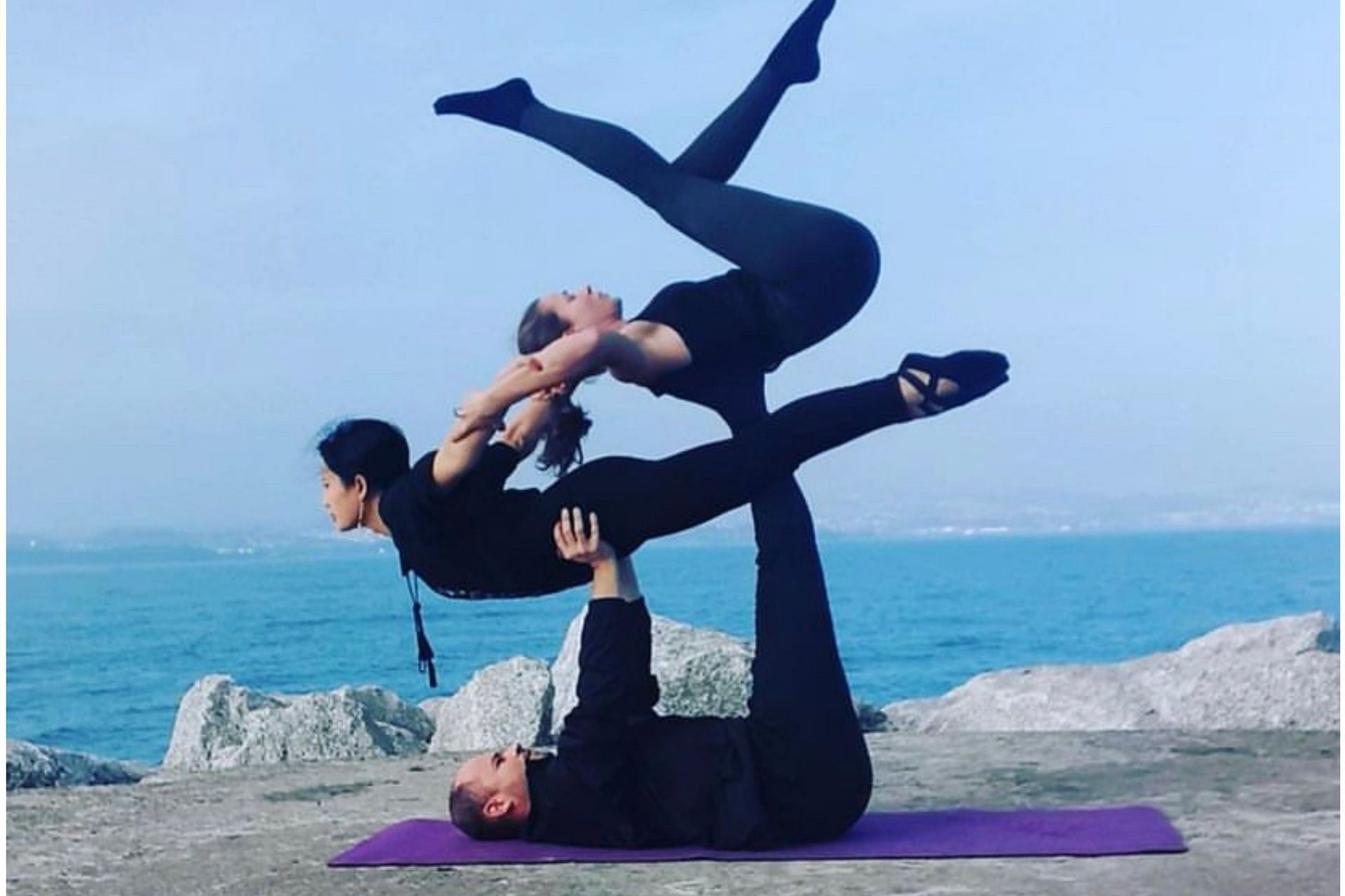 3-people yoga poses has three important positions. (Photo via Instagram/acroyogagenie)