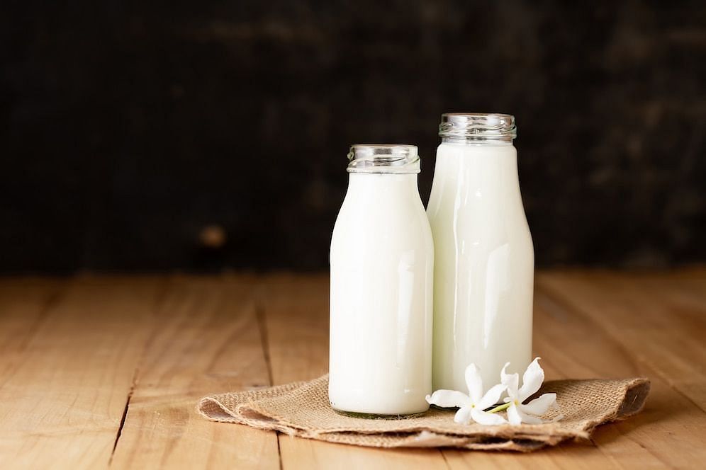 Almond milk is free of lactose. (Image via freepik/jcomp)