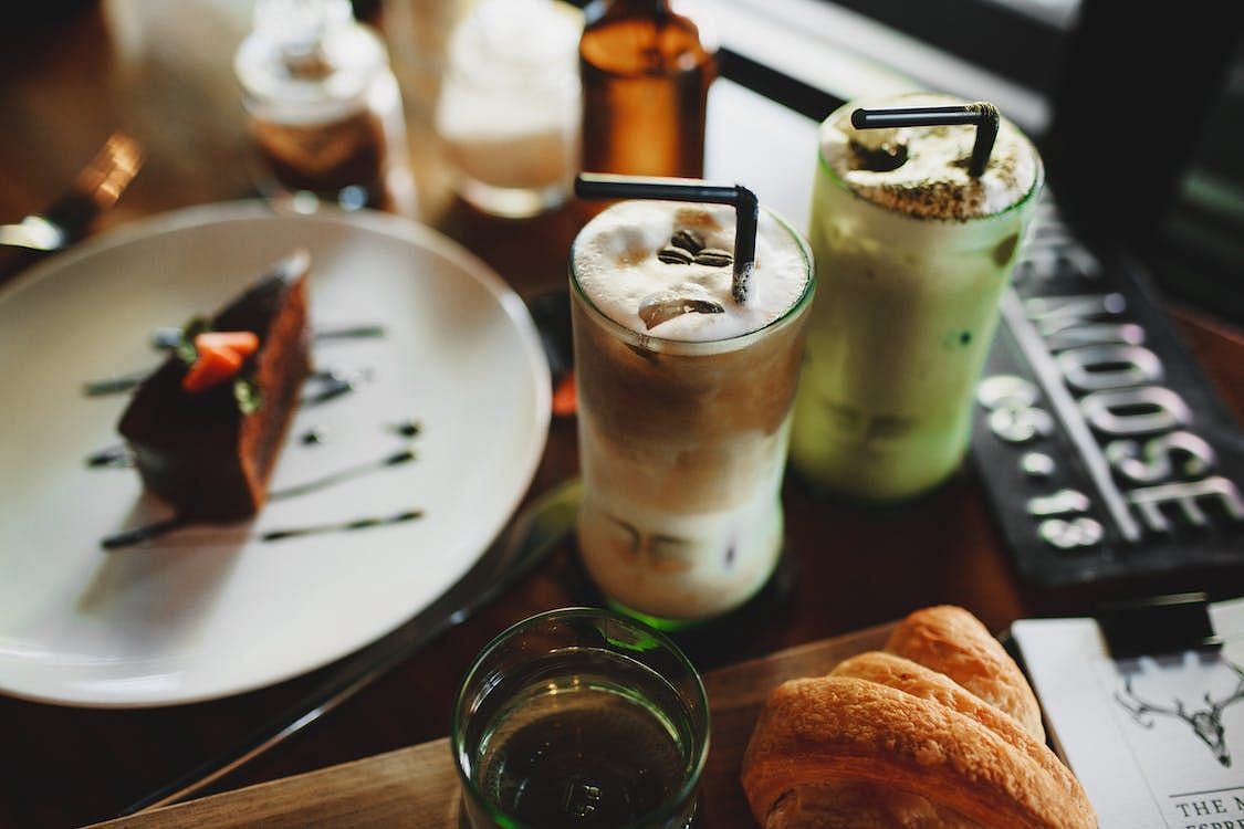 The clash between matcha vs coffee has entranced enthusiasts worldwide, creating a battle of the brews. (ROMAN ODINTSOV/ Pexels)