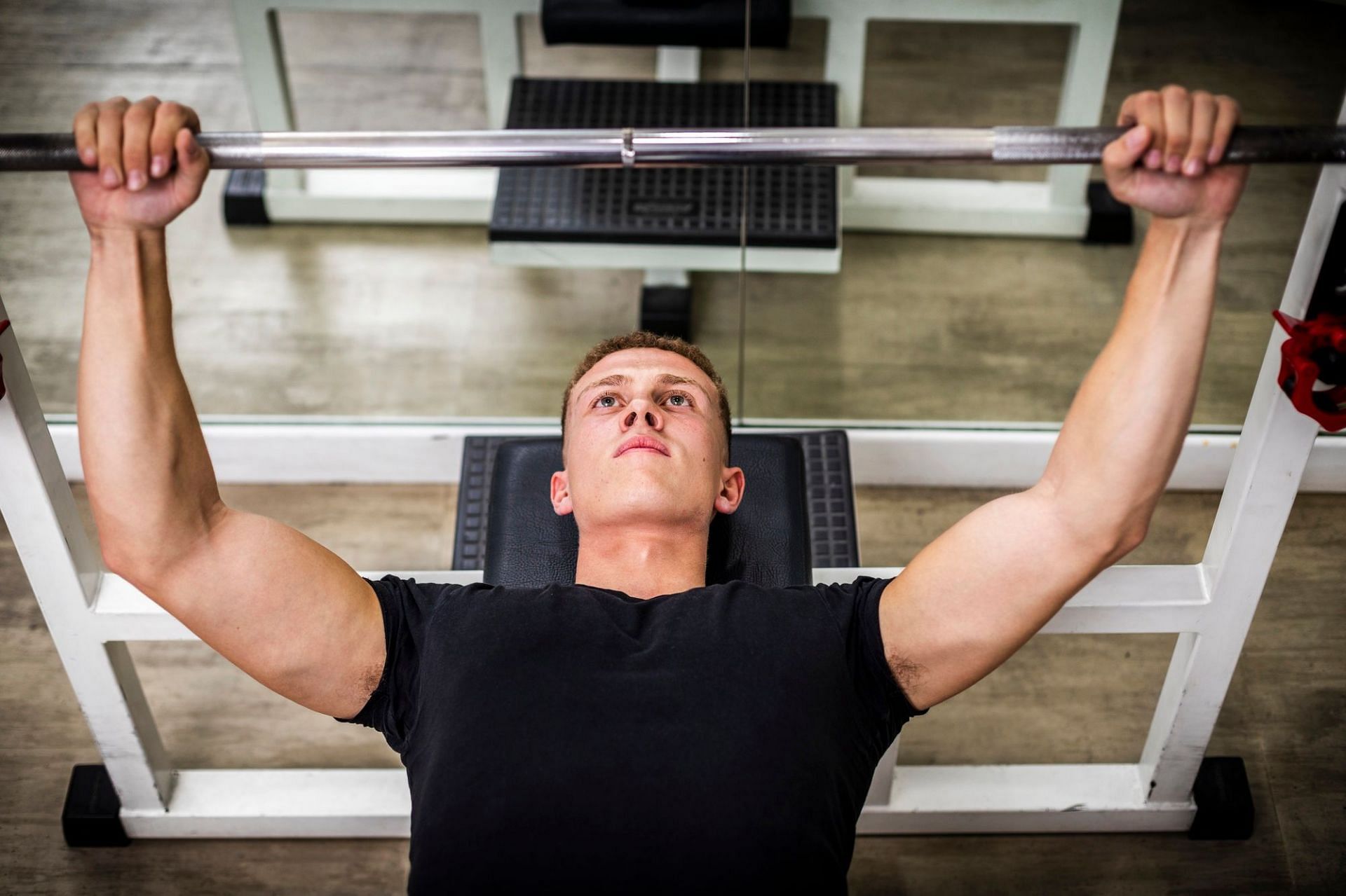 The incline bench press is a great exercise for strong arms. (Image via Freepik)