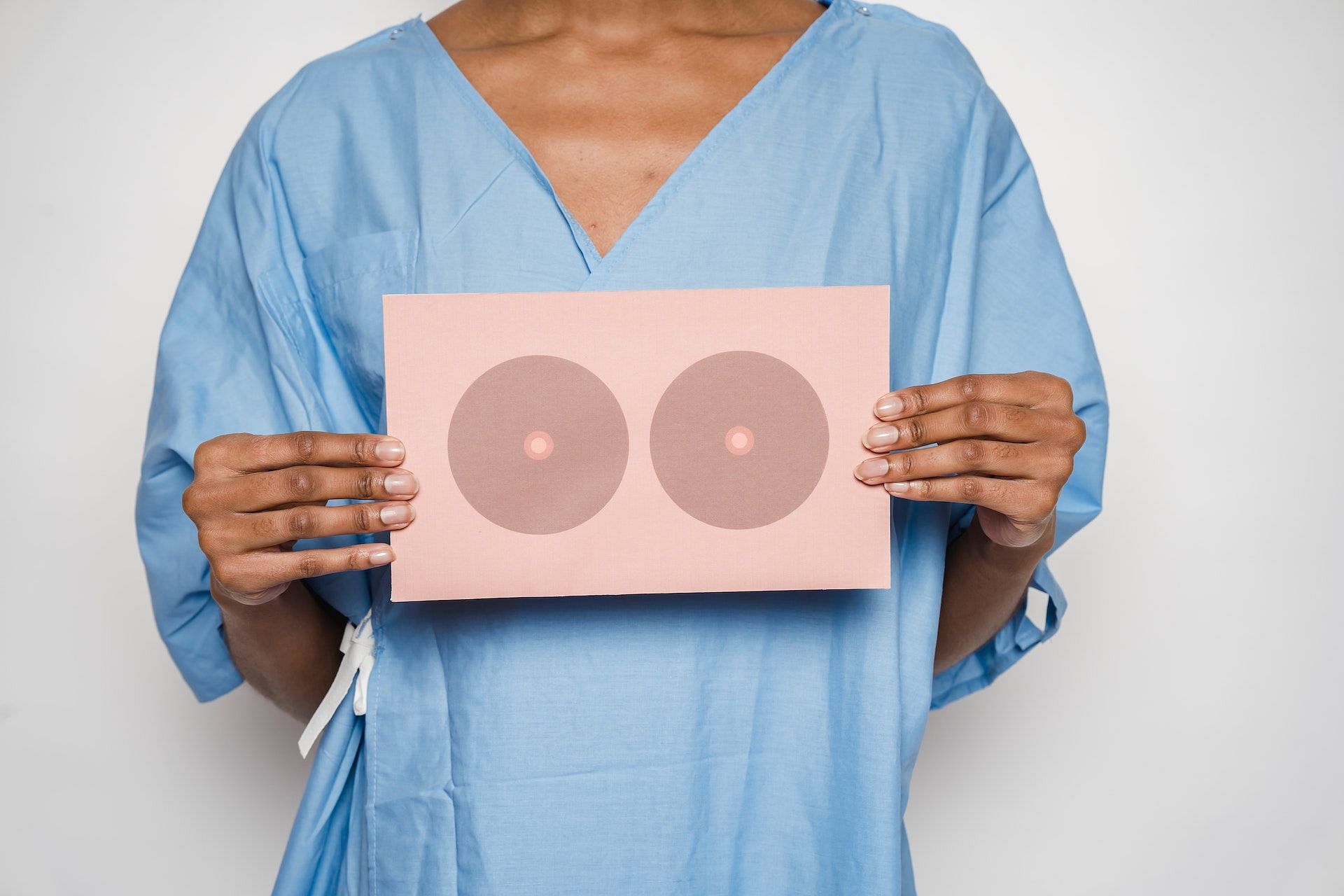 Watch out for change in the shape and size of your breasts. (Image via Pexels/Klaus Nielsen)