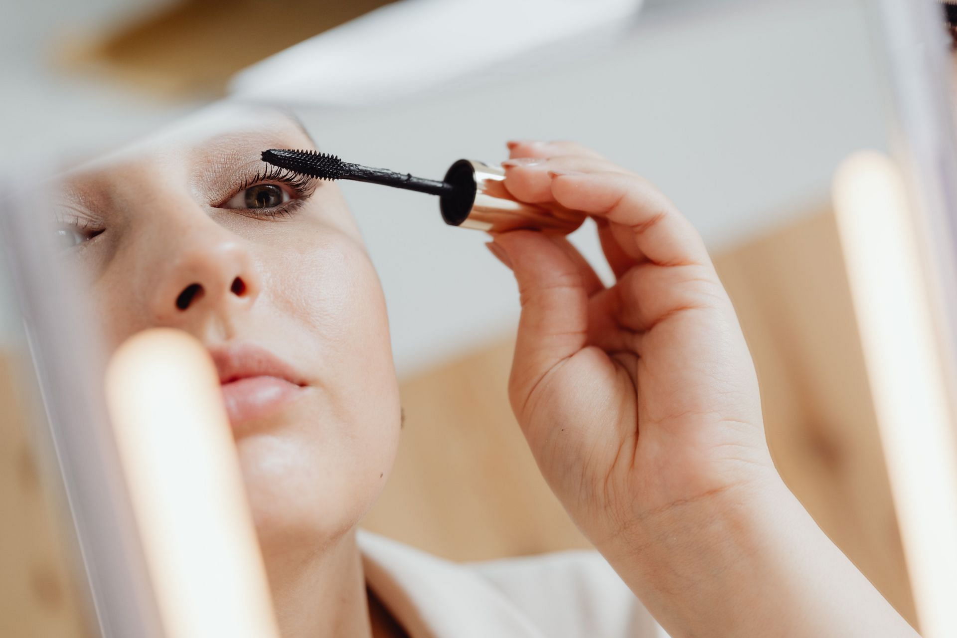 Use a clean mascara wand to apply castor oil. (Image via Pexels/Karolina Grabowska)