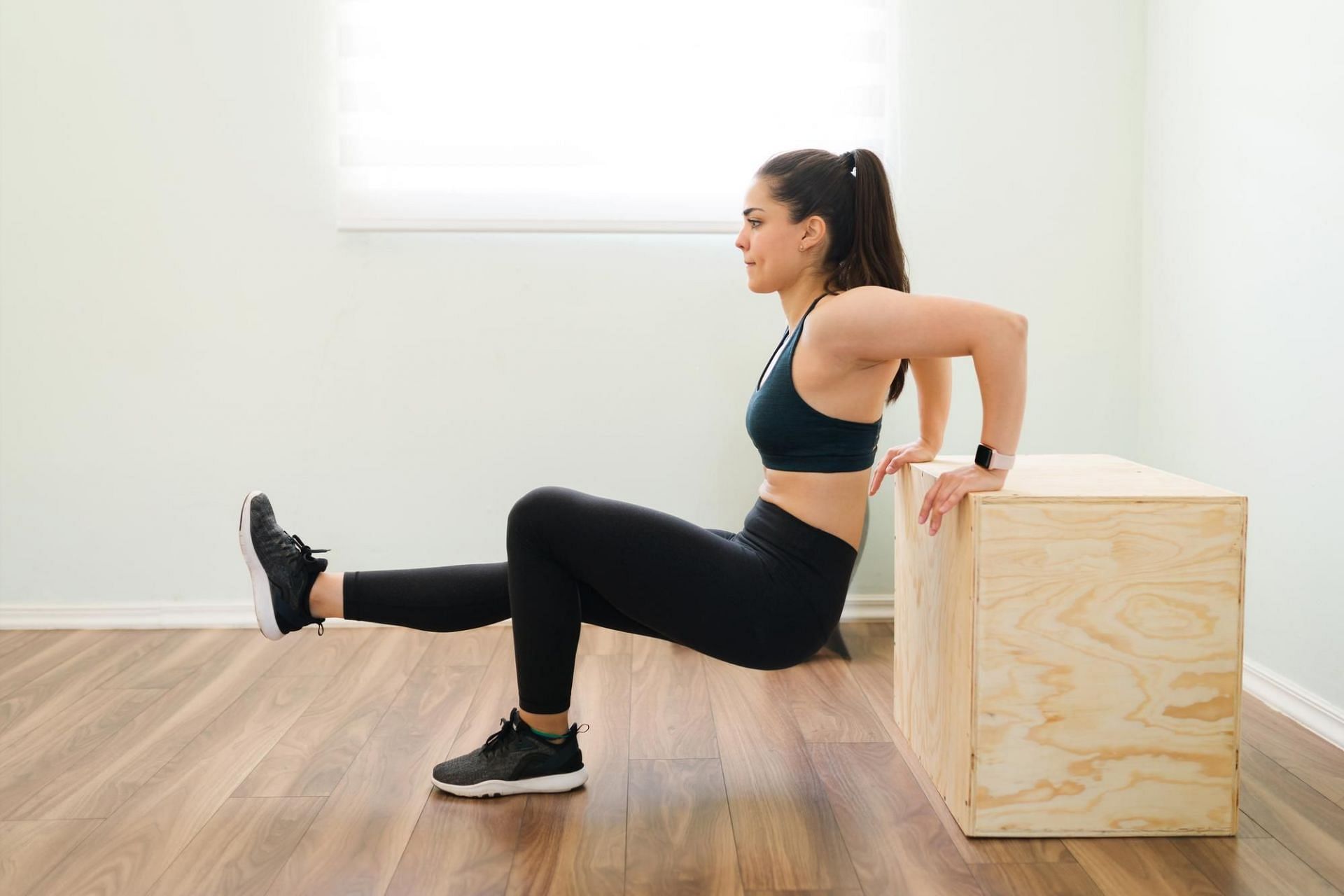What are tricep dips and how to do them? (Image via Freepik)