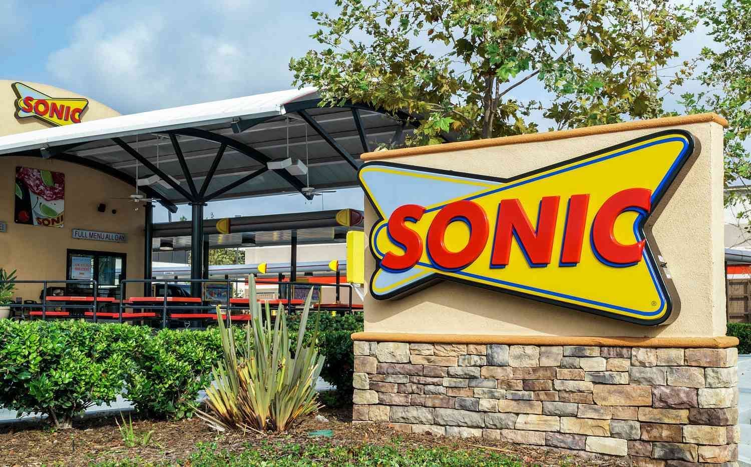 Social media users shocked as a Sonic employee gives a bag of cocaine in a hotdog mistakenly. (Image via Twitter)