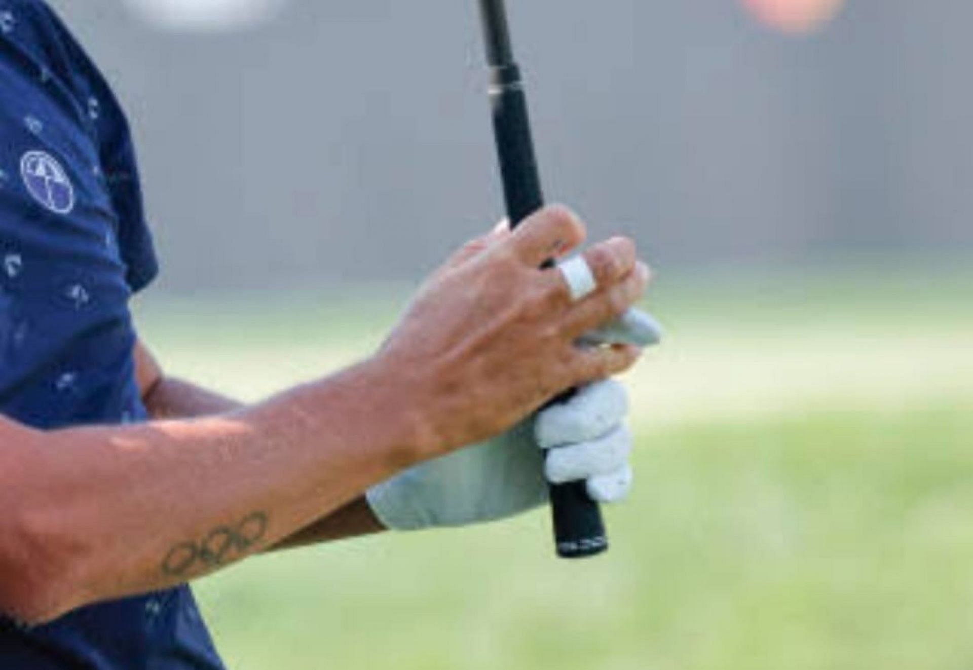 Rickie Fowler&#039;s cross tattoo on the index finger