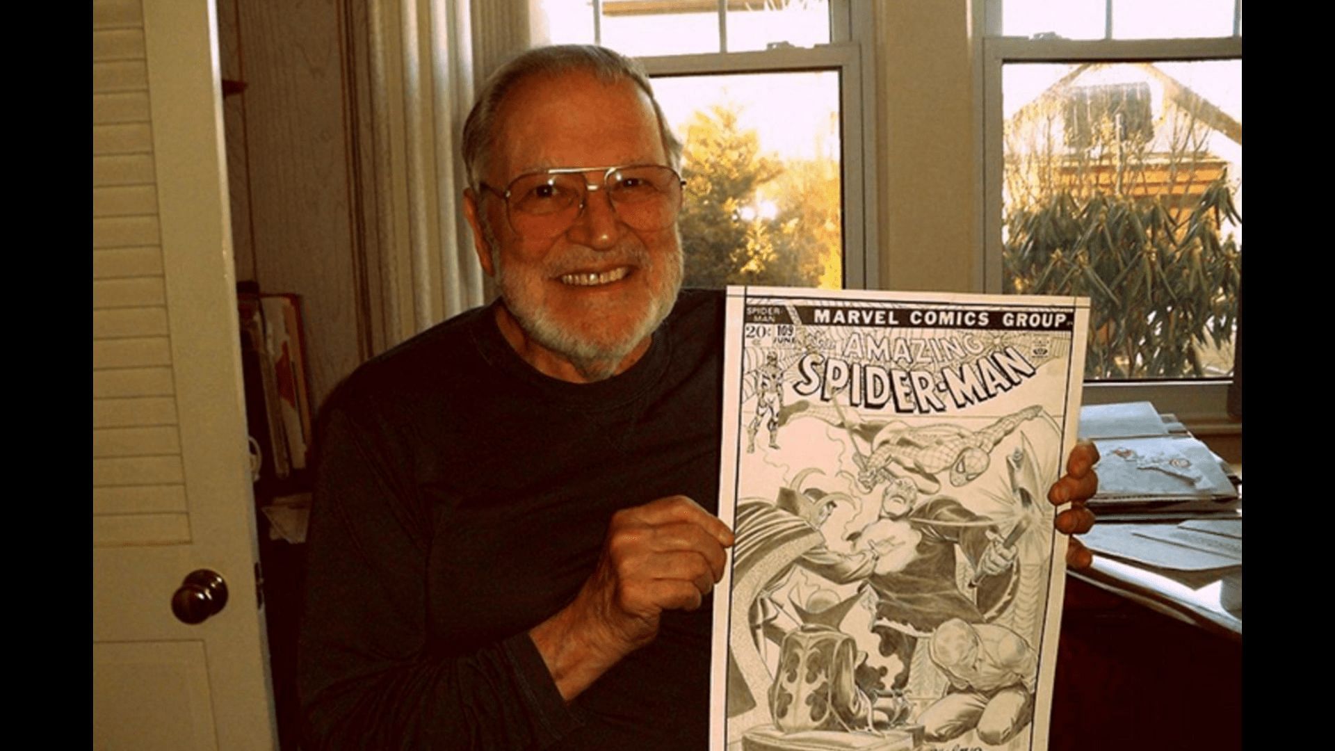 Marvel legend John Romita Sr. poses with an edition of &quot;The Amazing Spider-Man.&quot; (Image via Twitter/John Romita JR) 