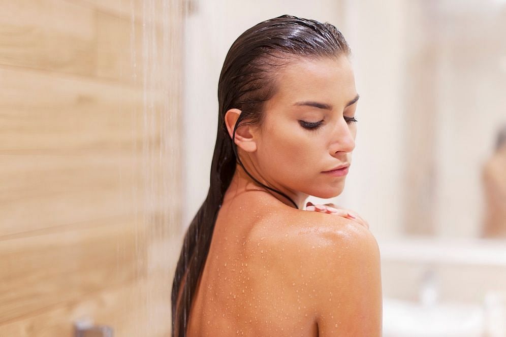 Rose water works wonders for hair (image via freepik/gpointstudio)