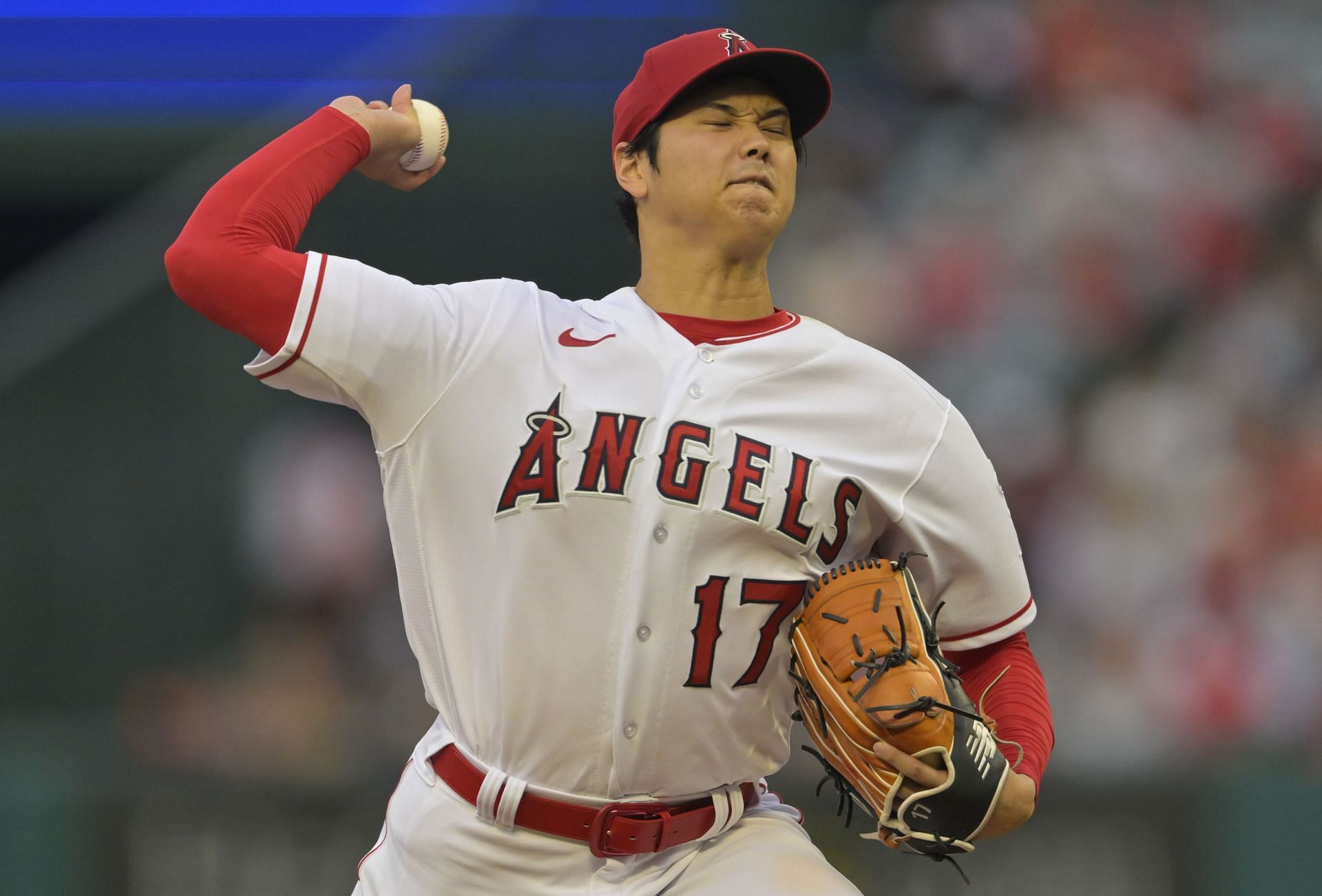 Shohei Ohtani throws to a pitch against the Seattle Mariners at Angel Stadium of Anaheim