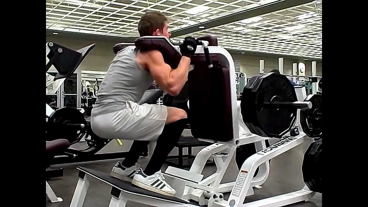 The squat machine is a specialized fitness equipment. (Image via Youtube/Negative2008)