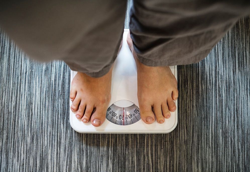 When does the extra weight go away? (Image via Freepik/Rawpixel.com)