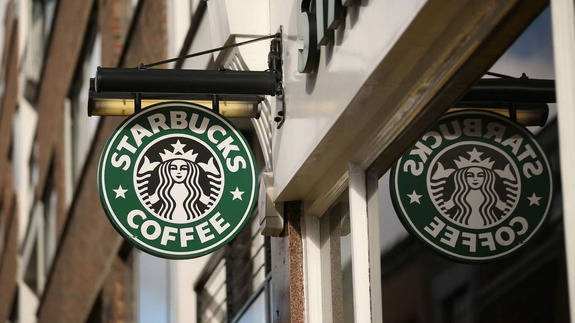 Starbucks to pay over $25.6 million to a former employee after a racial discrimination lawsuit (Image via Oli Scarff /Getty Images)