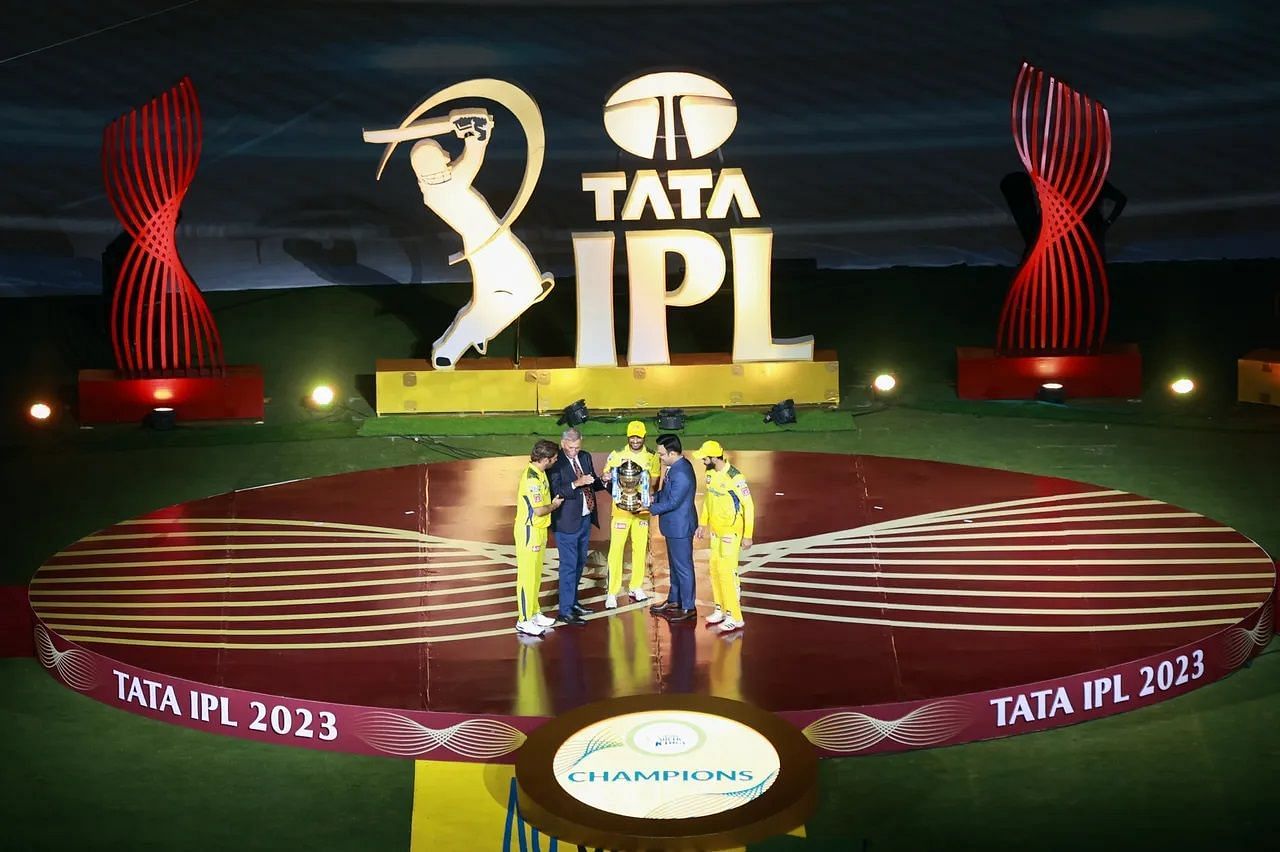 MS Dhoni took along Ambati Rayudu and Ravindra Jadeja to receive the IPL trophy. [P/C: iplt20.com]