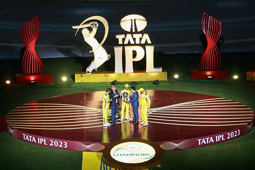 MS Dhoni took along Ambati Rayudu and Ravindra Jadeja to receive the IPL trophy. [P/C: iplt20.com]