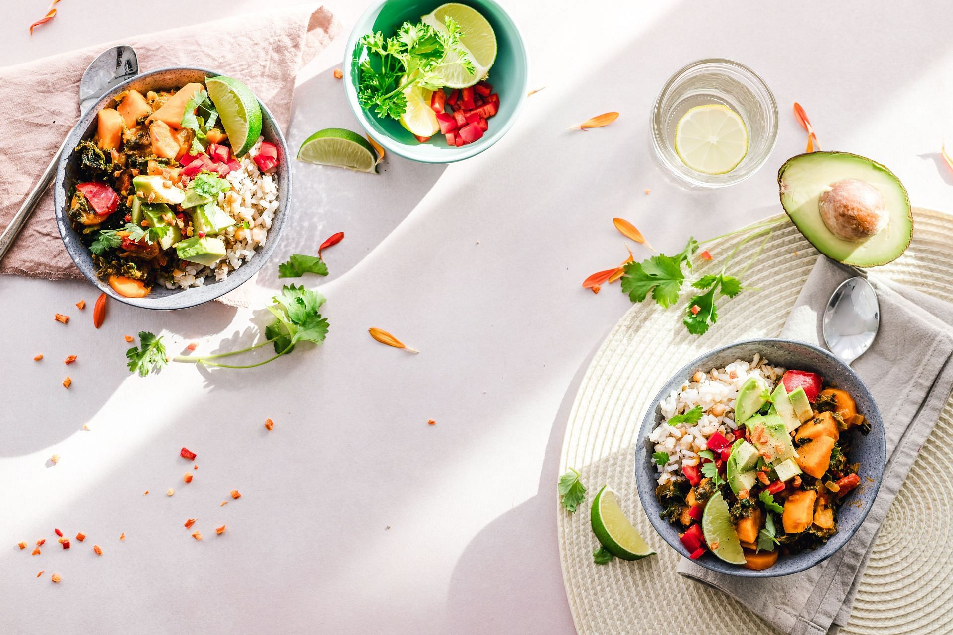 Start eating a healthy diet (Image via pexels / ella olsson)