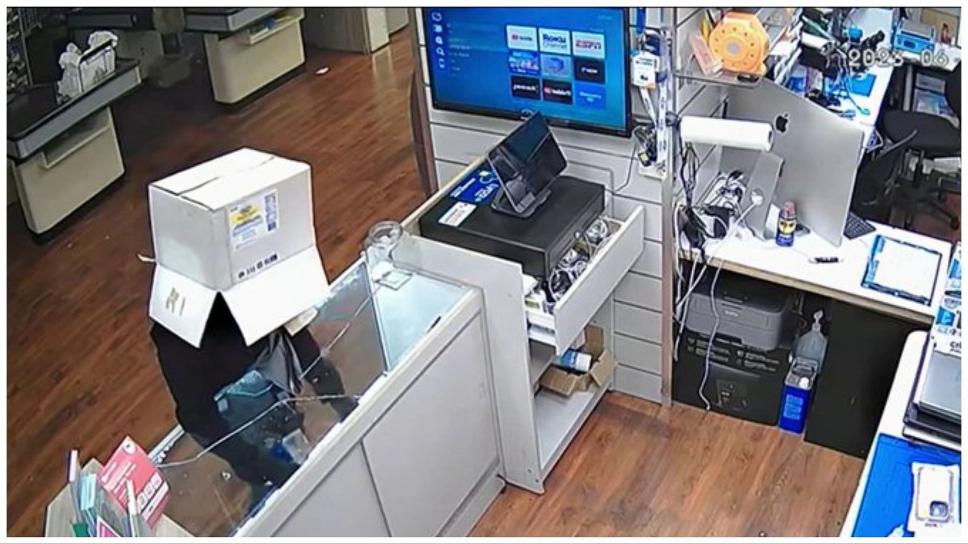 A man was seen robbing a mobile repair store at Miami Gardens, (Image via Status Report/Twitter)