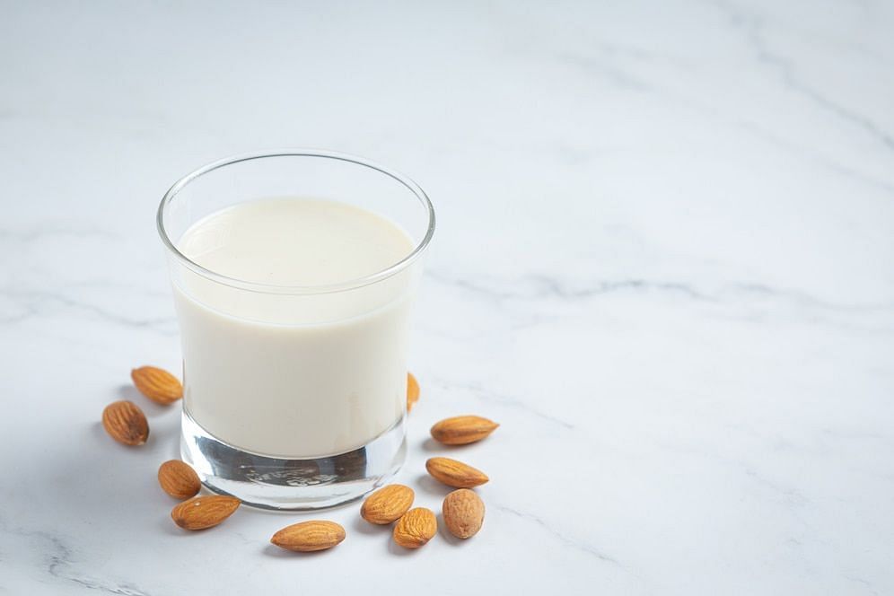 Fortified almond milk is good for you. (Image via Freepik/Jcomp)
