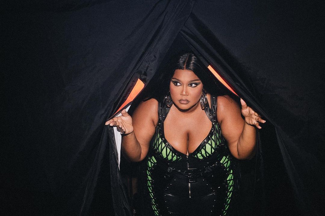 Pop-Icon confronting social media body shaming (Image via Instagram/lizzobeeating)