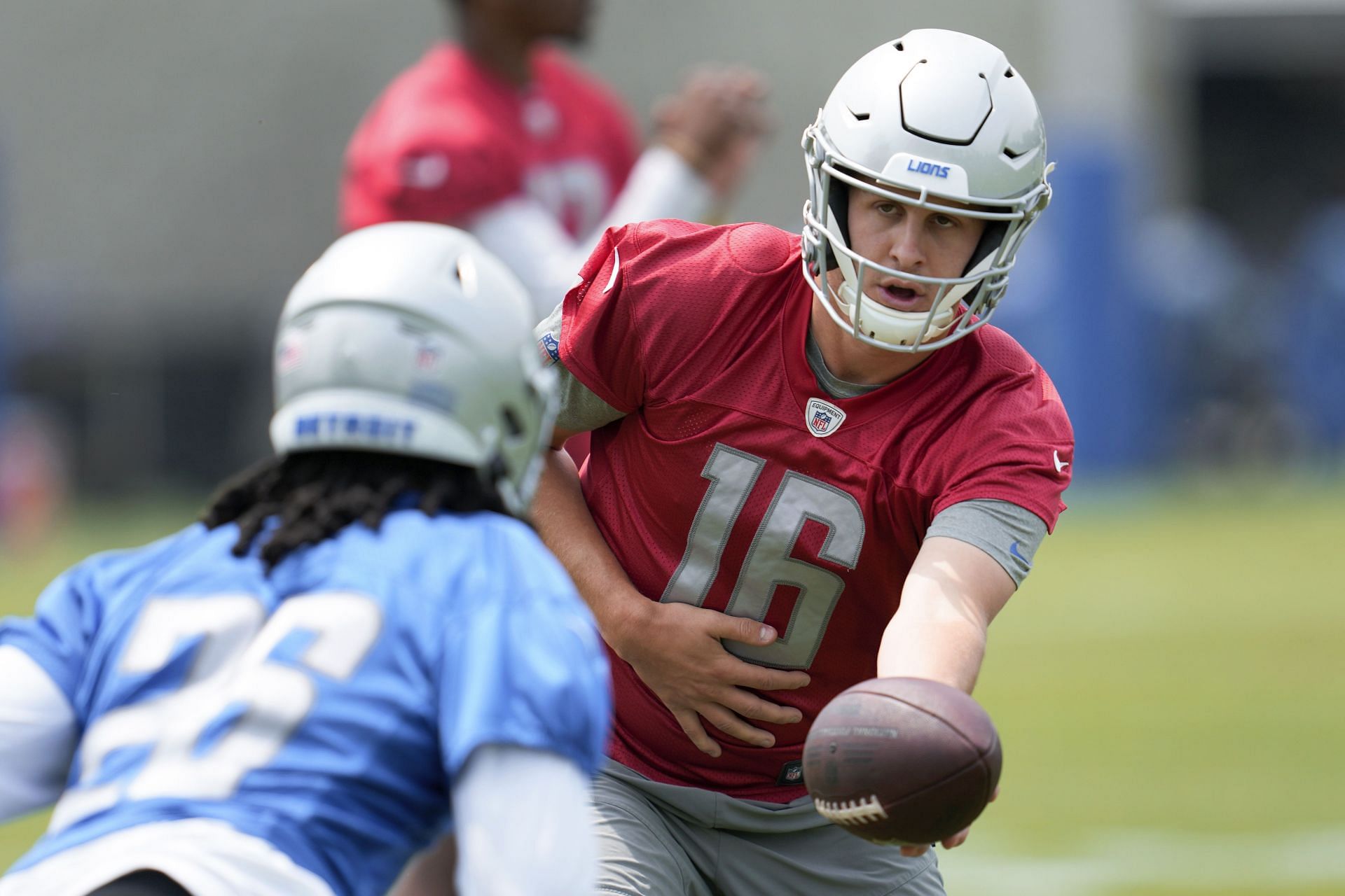 Lions QB Jared Goff hands the ball off to RB Jahymr Gibbs