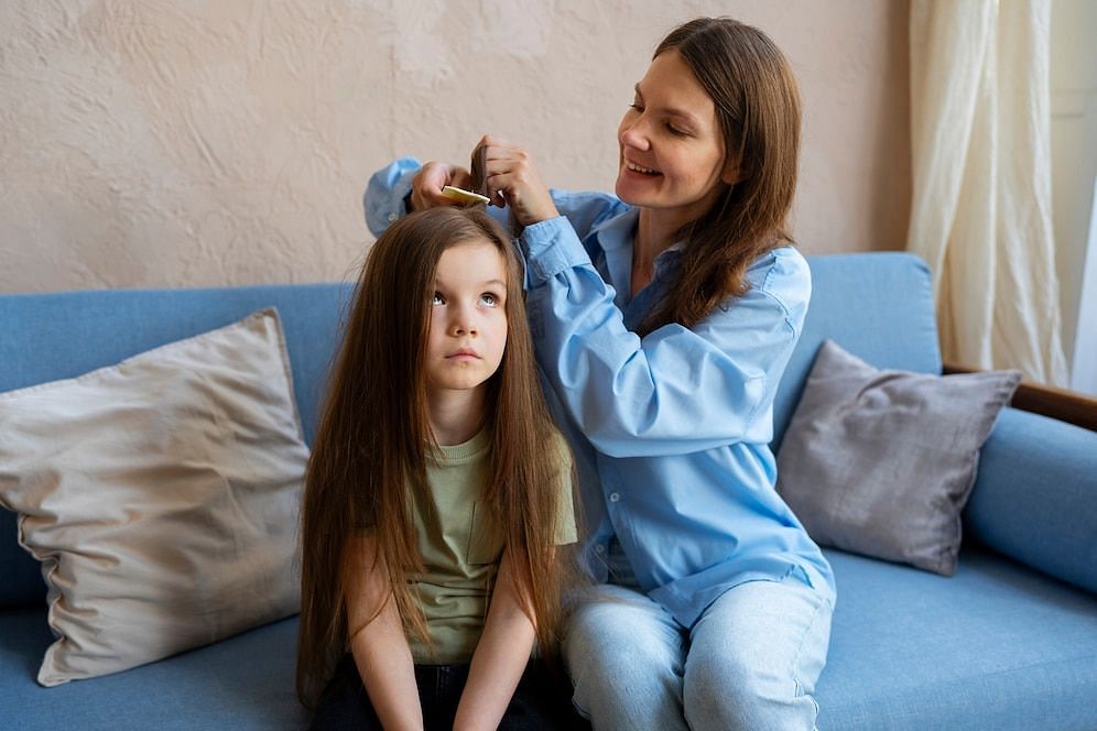 Head-to-head contact can spread lice. (Image via Freepik)