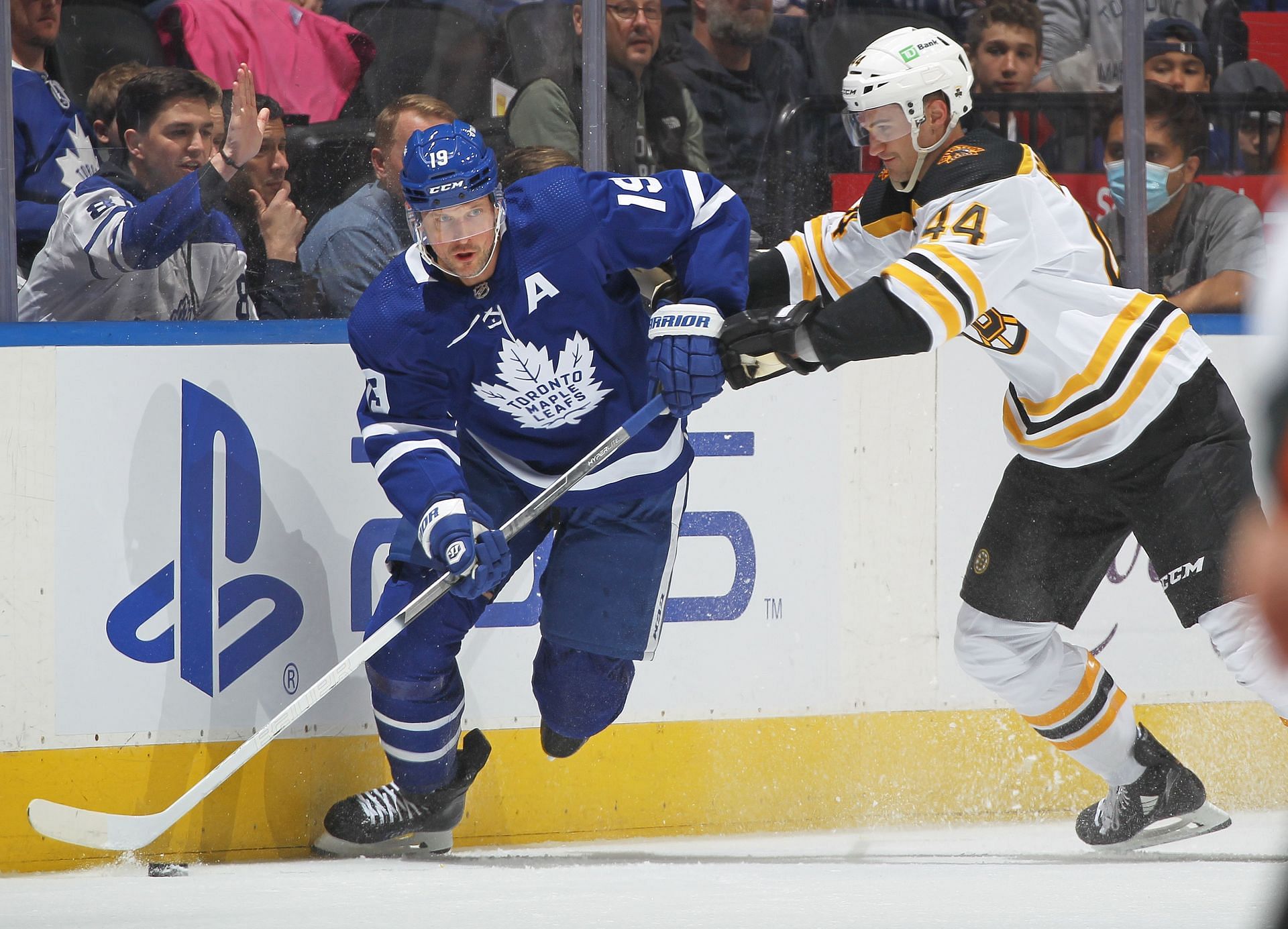 Jason Spezza playing for the Toronto Maple Leafs