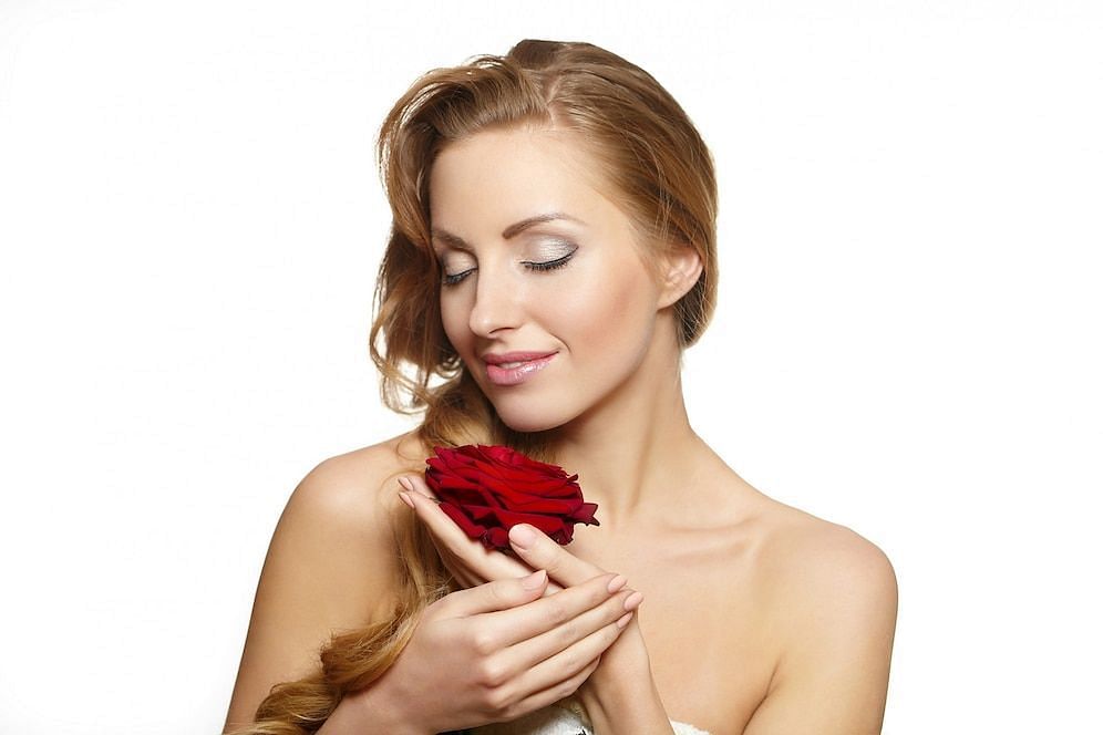 Hydration benefits of rose water for hair (Image via freepik/halyealex)