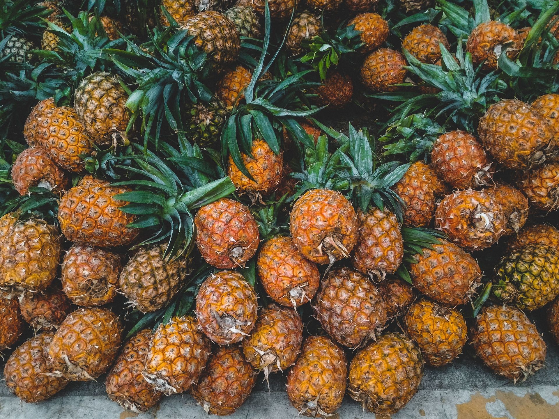 Pineapples are rich in digestive enzymes which help maintain optimal stomach health (Image via Pexels)