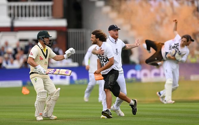 Ashes 2023 : लॉर्ड्स टेस्ट में प्रदर्शनकारियों ने मचाया बवाल, जॉनी बेयरस्टो ने गोद में उठाकर किया बाहर