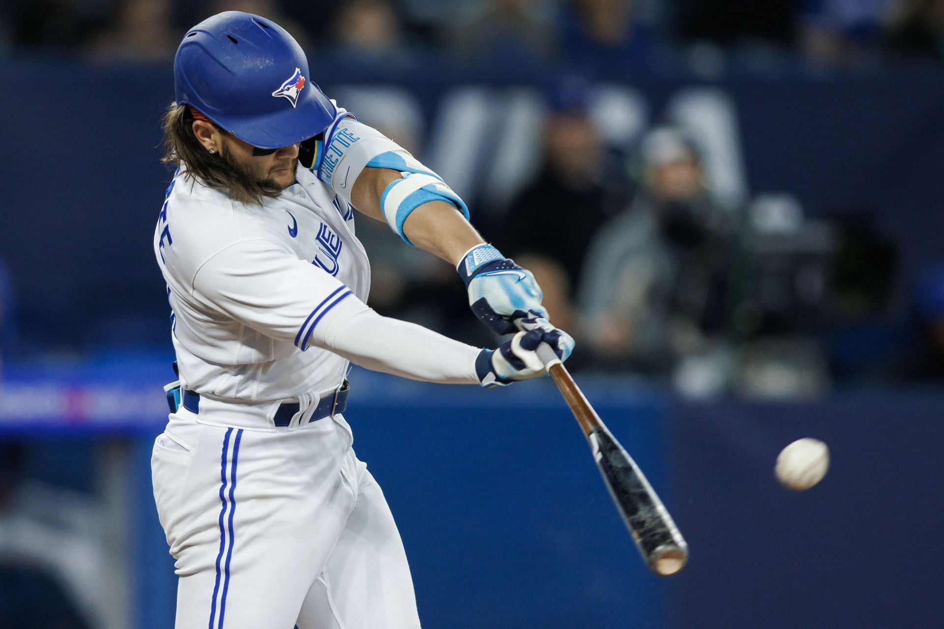 MLB fans split on Bo Bichette's unreal foul ball rate: He could lay off  the bad pitches and walk instead