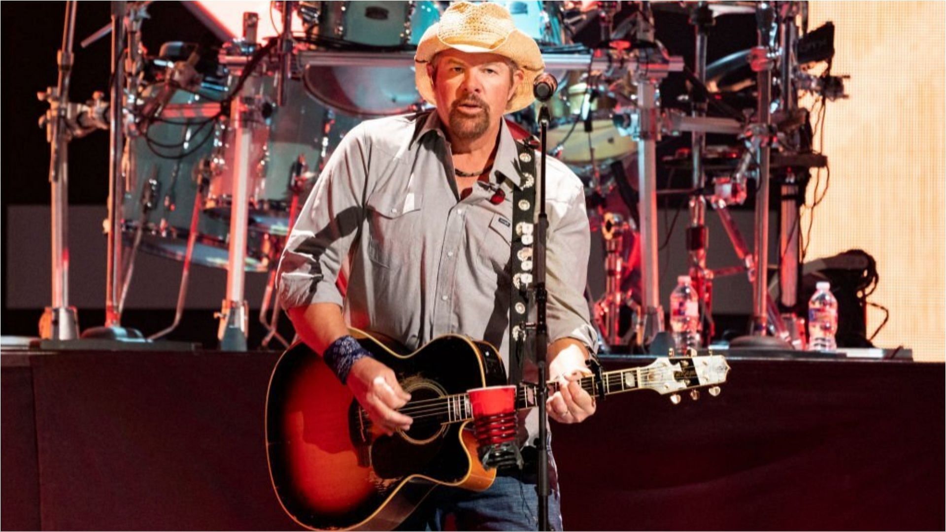Toby Keith seemed to be weak in a picture he posted on Instagram (Image via Erika Goldring/Getty Images)