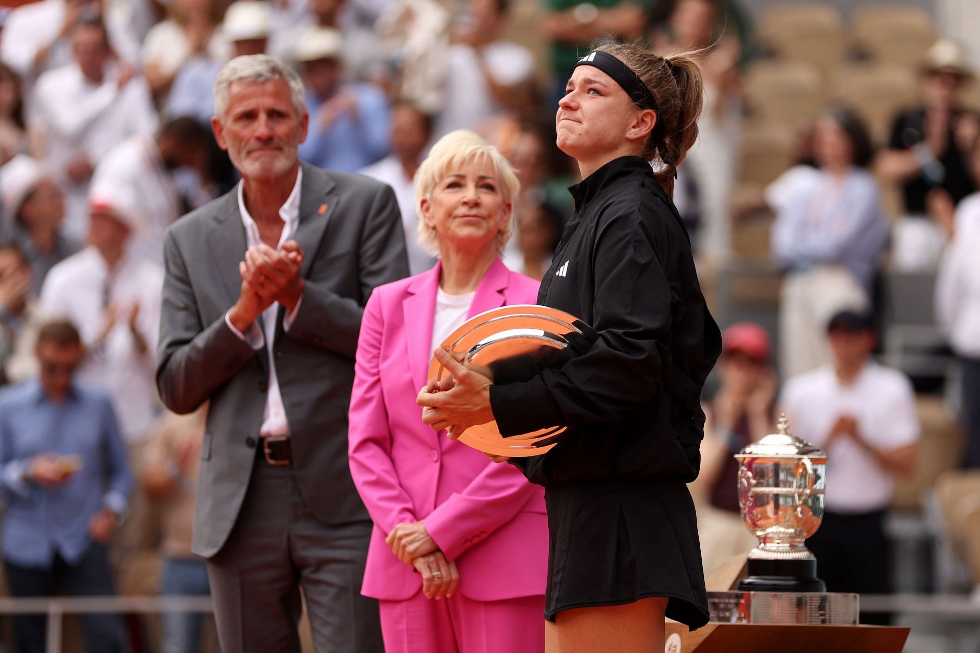 Watch Karolina Muchova reduced to tears, comforted by Chris Evert