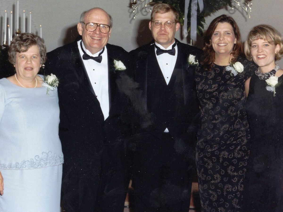 Shirley Shell [standing on the extreme left] and her family (Image via Find a Grave)