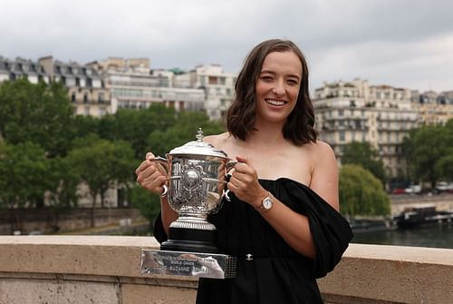 Iga Swiatek with the French Open trophy