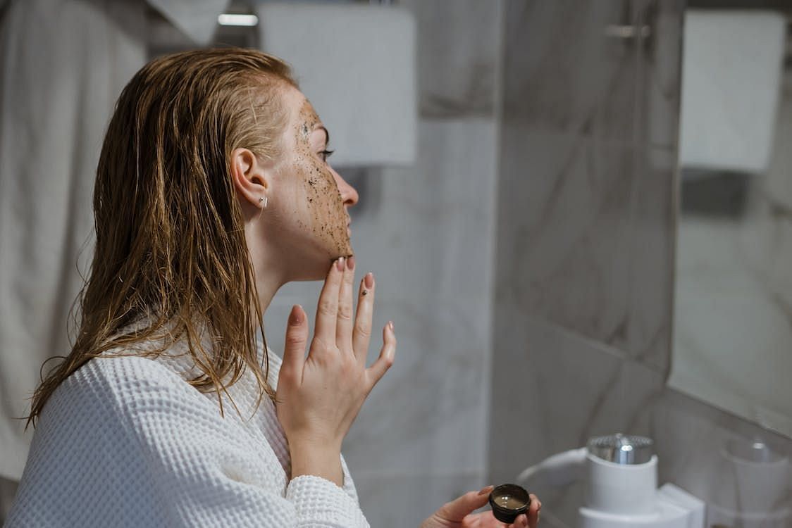 You can make a natural exfoliating scrub by blending ground coffee with a carrier oil like coconut oil or olive oil. (Polina Kovaleva/ Pexels)
