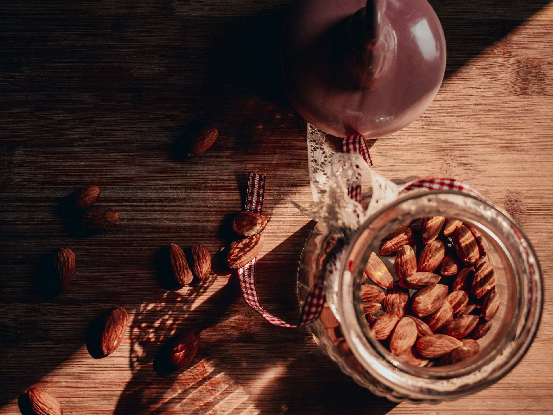 Almonds are rich in magnesium. (Image via Pexels)