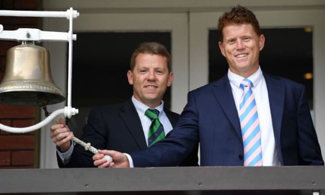 ENG vs IRE: ओ'ब्रायन भाइयों ने लॉर्ड्स की ऐतिहासिक घंटी बजाकर की आज के खेल की शुरुआत, आईसीसी ने साझा की तस्वीर