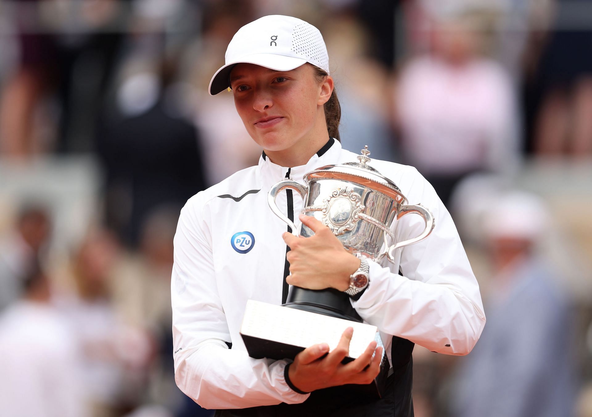 Iga Swiatek pictured with her French Open trophy.