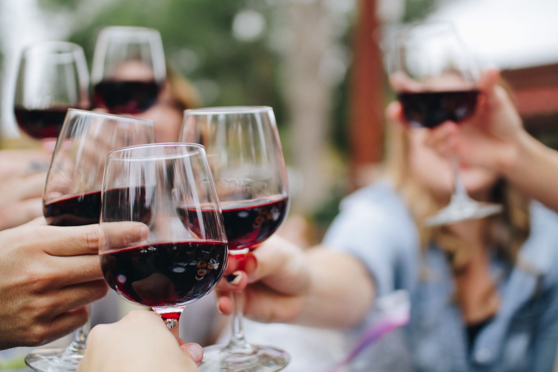 drinking alcohol reduces the signaling in Amyglada (Image via Unsplash / Kelsey Knight)