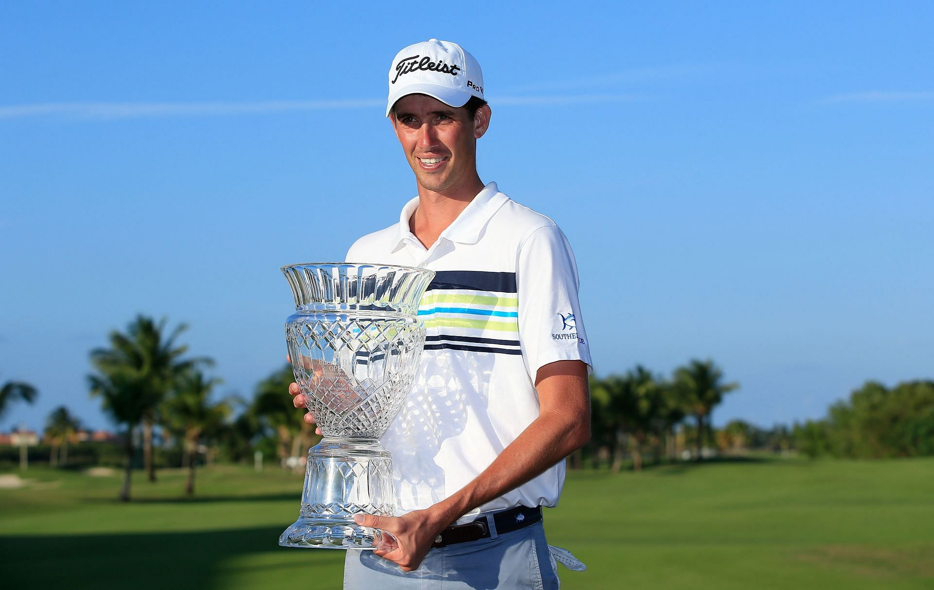 Hadley with the Puerto Rico Open Trophy in 2014 (via Getty Images)
