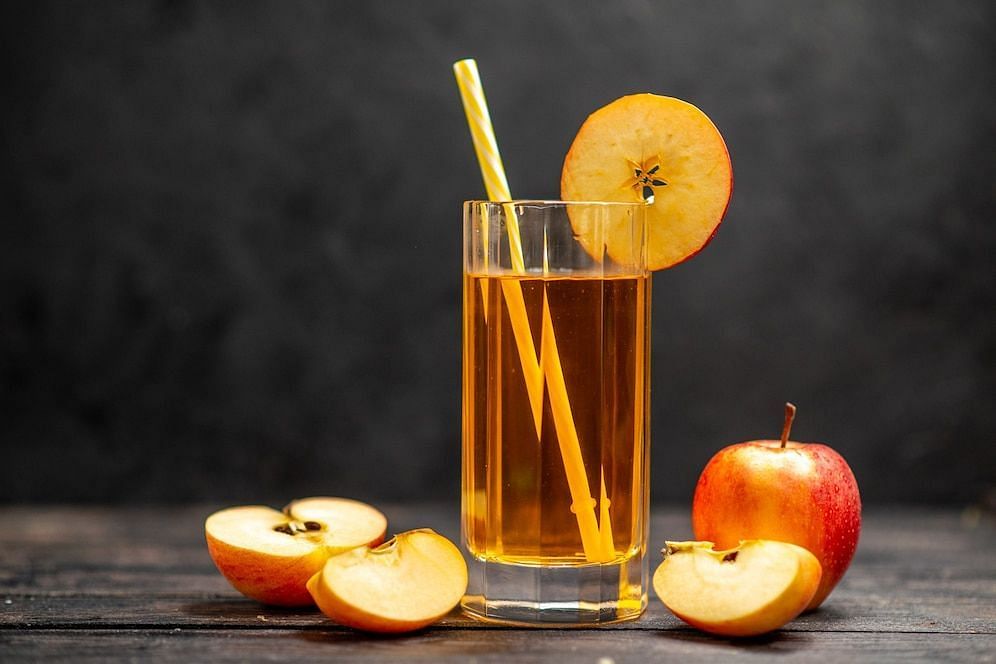 Is apple juice for constipation effective? (Image via freepik/kamranaydinov)