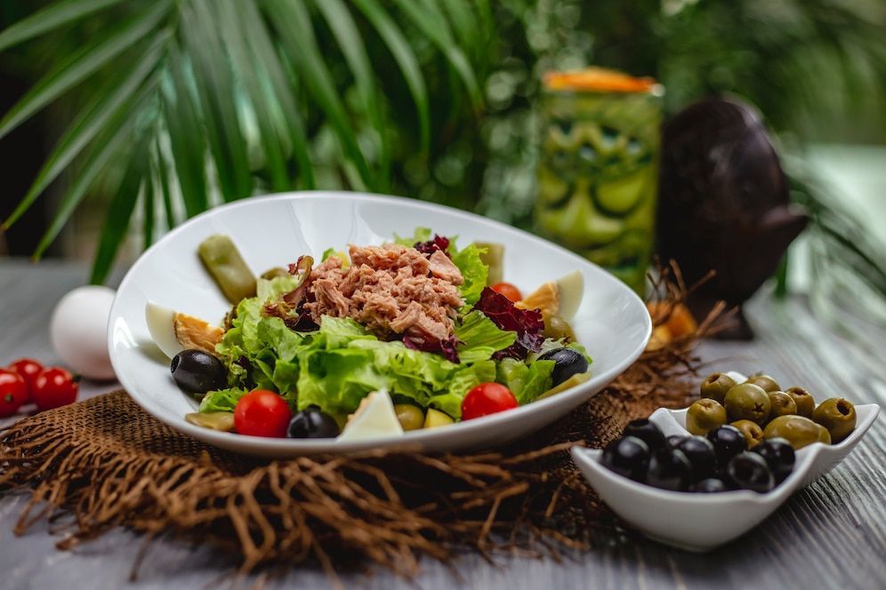 A balanced lunch with lean protien and fiber (Image via Freepik/Stockking)