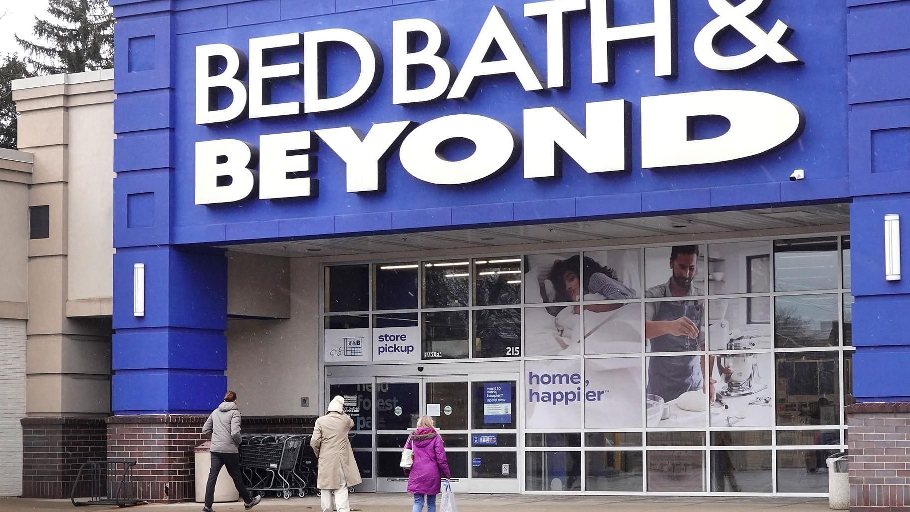Social media users outraged as a home decor and furnishing brand employee calls the police after assuming that the black couple at the store is shoplifting. (Image via Bed Bath and Beyond)