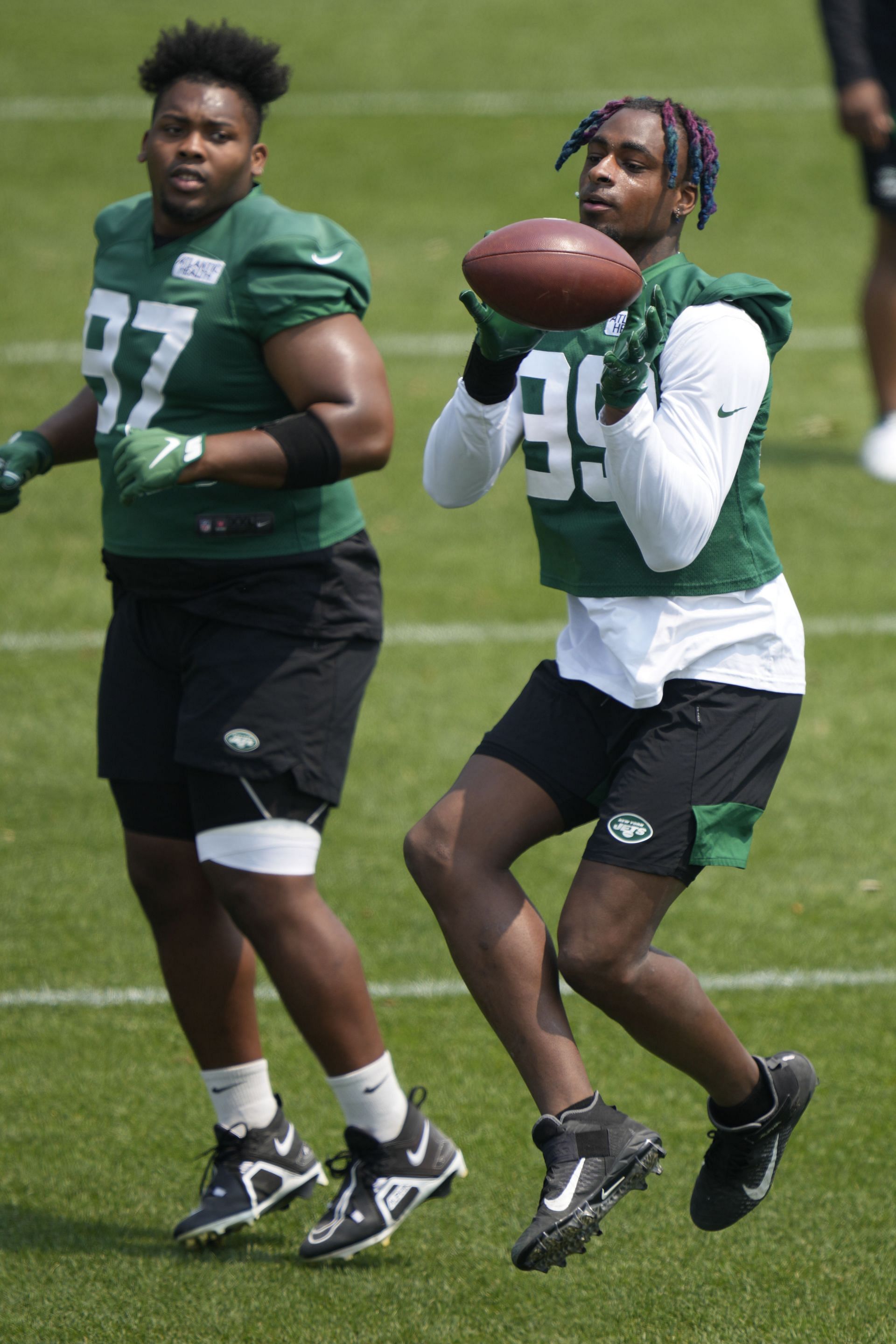 New York Jets rookie DE Will McDonald (right