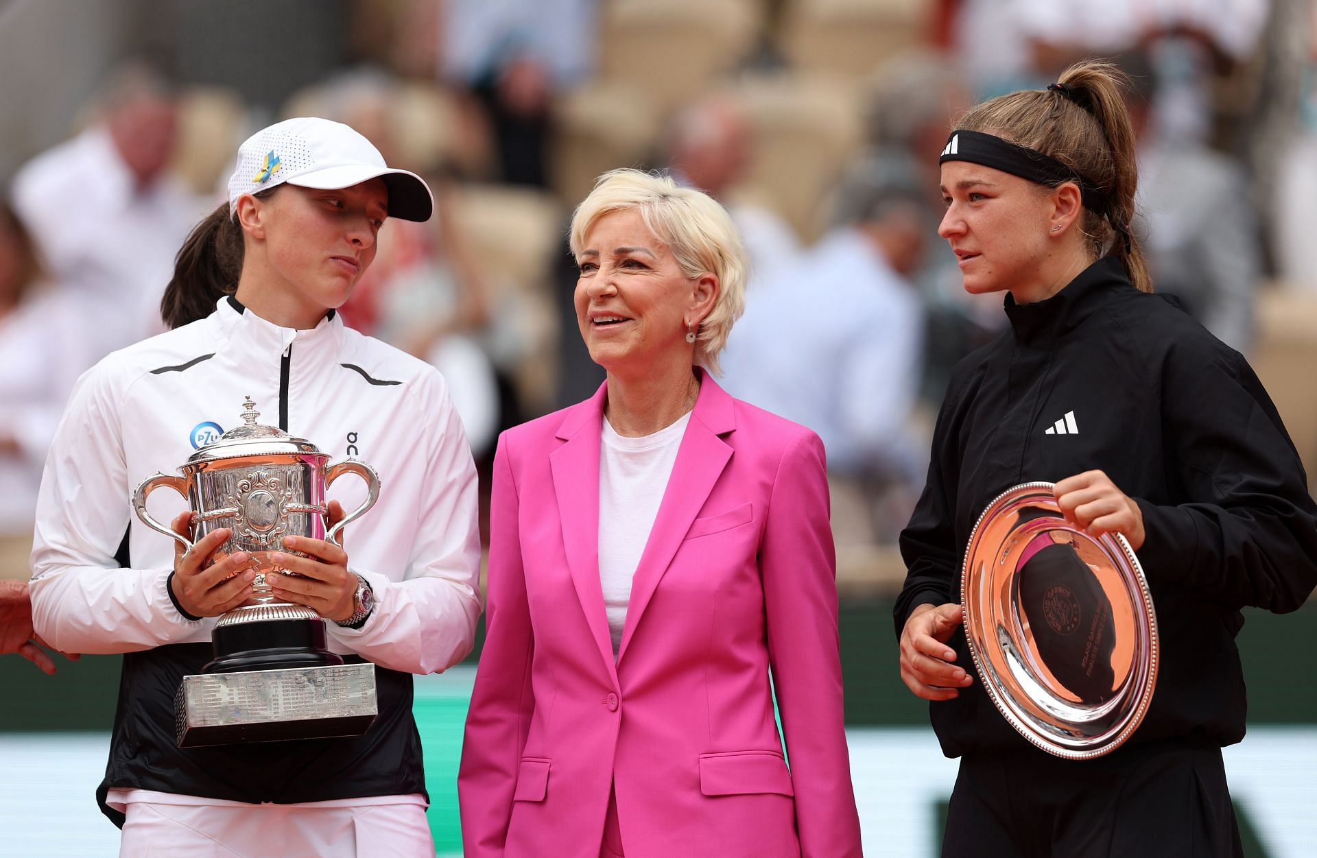 Chris Evert with Iga Swiatek and Karolina Muchova at the 2023 French Open