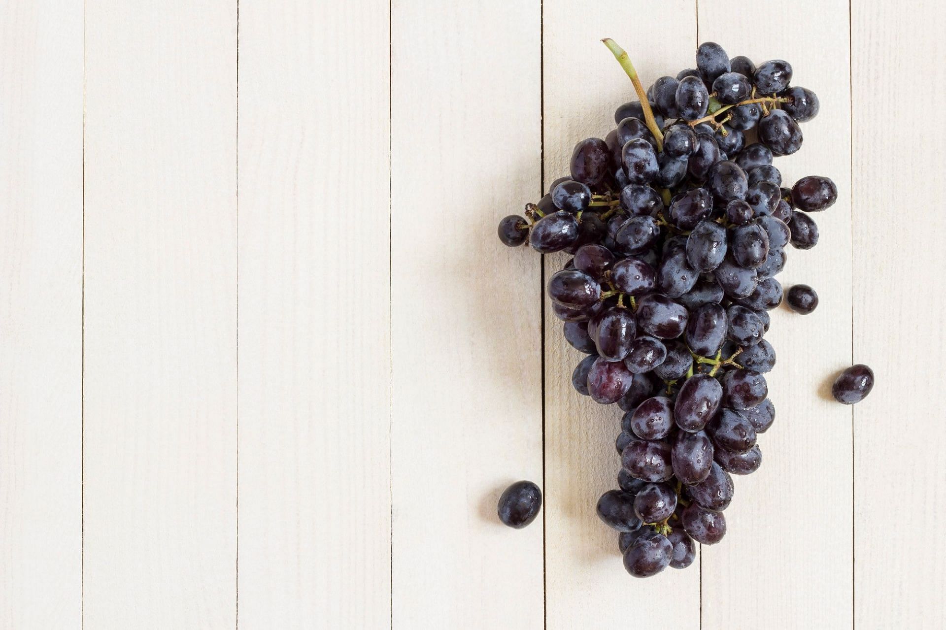 Black grapes improve insulin sensitivity. (Image via Freepik)